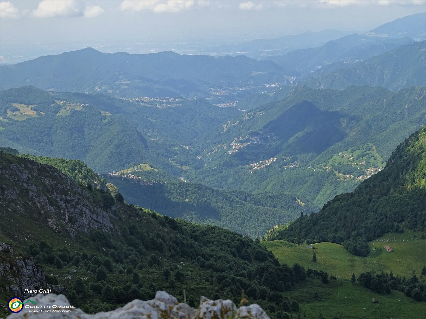 46 Vista sulla Val Serina, la conca di Zogno, la pianura.JPG